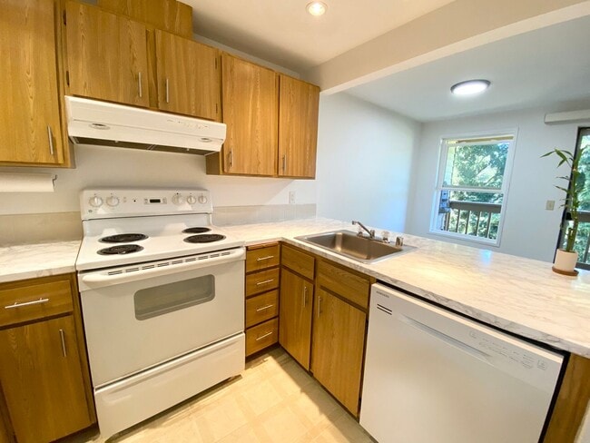 Building Photo - Top floor 1 bedroom condo available now!