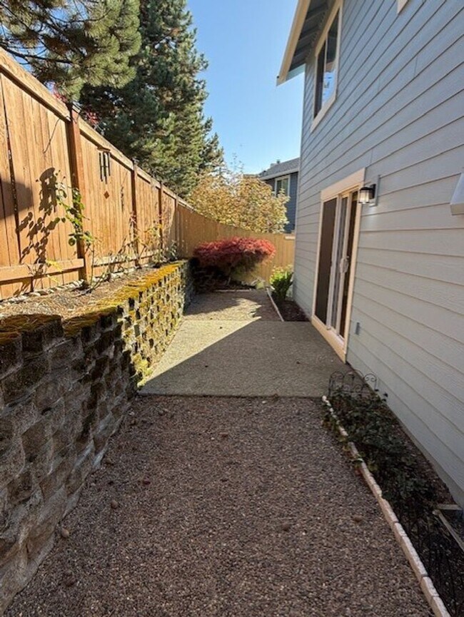 Building Photo - LYNNWOOD 3 BED, 2.5 BATH HOME FOR RENT; AV...