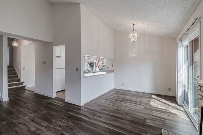 Building Photo - 2 bedroom, 2 bath townhome in the Northpoint HOA!