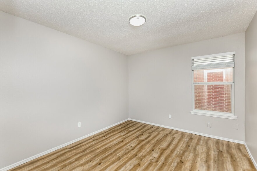 Building Photo - 10813 Briaroaks Dr
