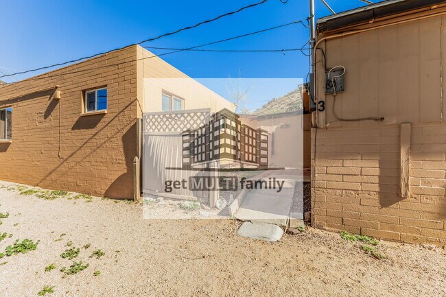 Building Photo - 1402 W Mercer Ln