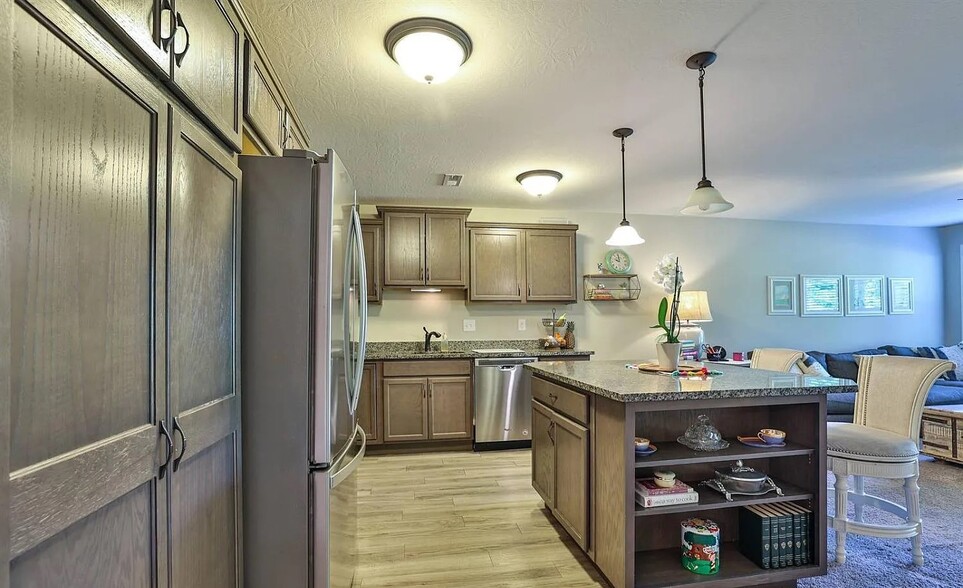 Building Photo - 7947 Oakbridge Way