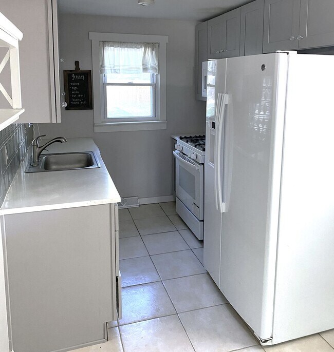 Building Photo - Charming 3-Bedroom Oasis with Expansive Yard and Driveway!