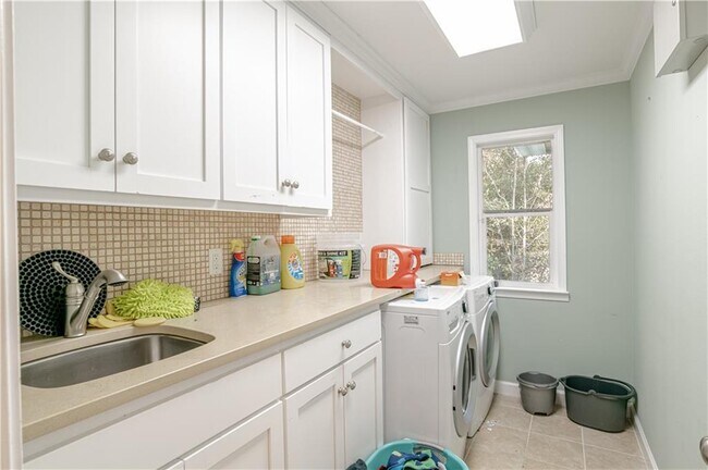 Building Photo - 324 Dalewood Dr