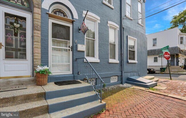 Building Photo - 526 Windsor St