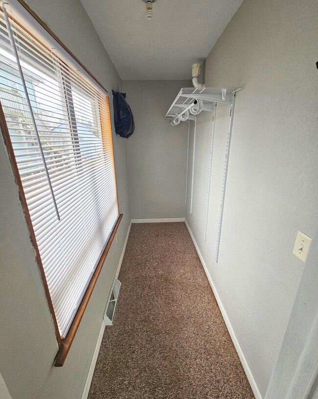 Building Photo - 1-603 1/2 N Superior Ave