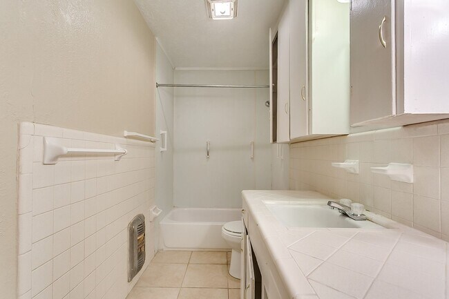 Building Photo - Ready for New Tenants- 2 bedroom 1 bath with an Additional Flex Room  Minutes from TCU- 76109