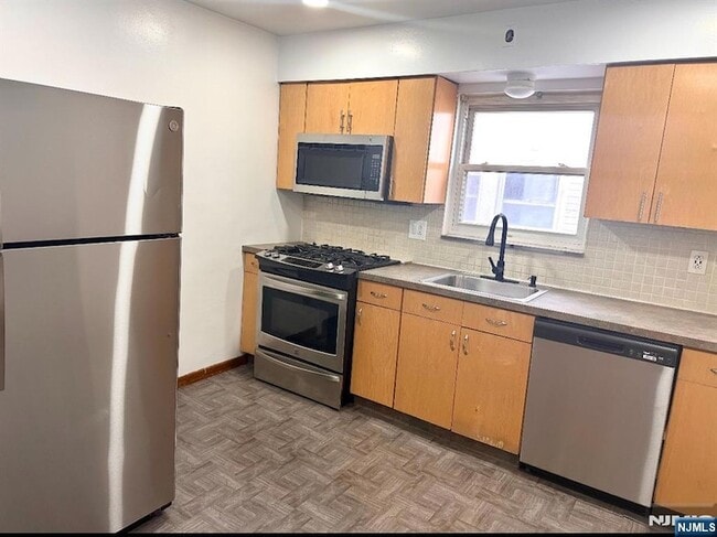 Building Photo - 237 Riverview Pl