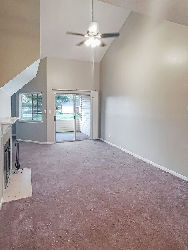 Building Photo - Charming 2BR/2BA Townhouse-Style Condo Nea...