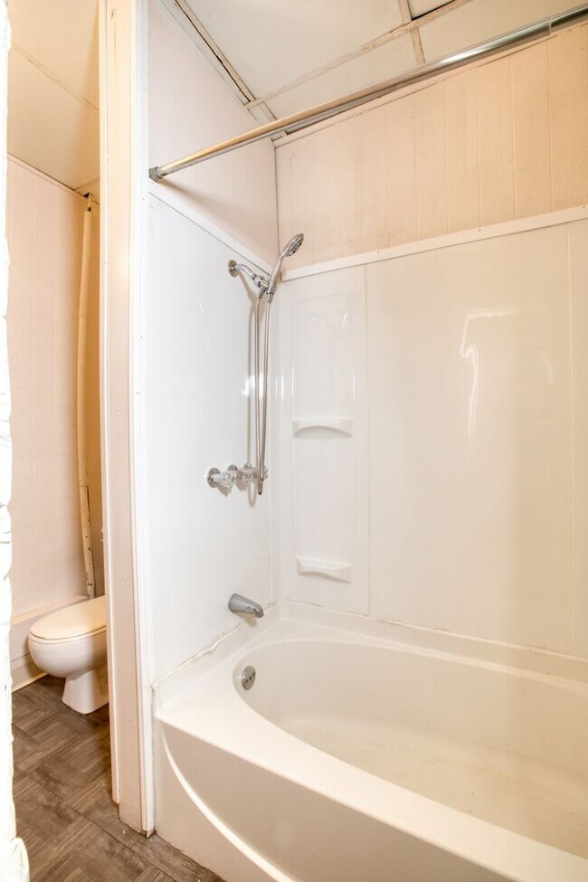 Building Photo - 2 bedroom 1 bath available ASAP