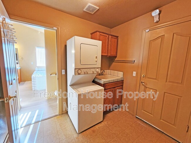 Building Photo - 3280 E Winery Rd