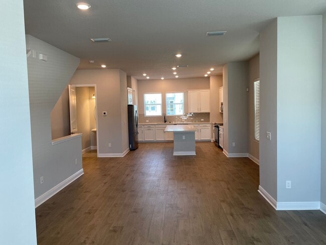 Building Photo - Annual Unfurnished 3 Bedroom, 3.5 Bathroom Townhome adjacent to Downtown Sarasota