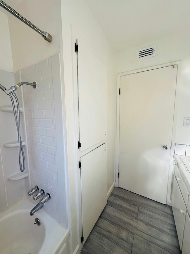 Building Photo - 6713 Greenleaf Dr
