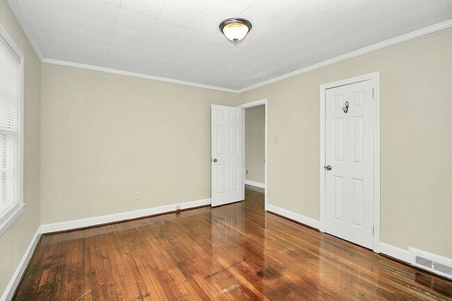 Building Photo - Charming 2BD/1BA Duplex
