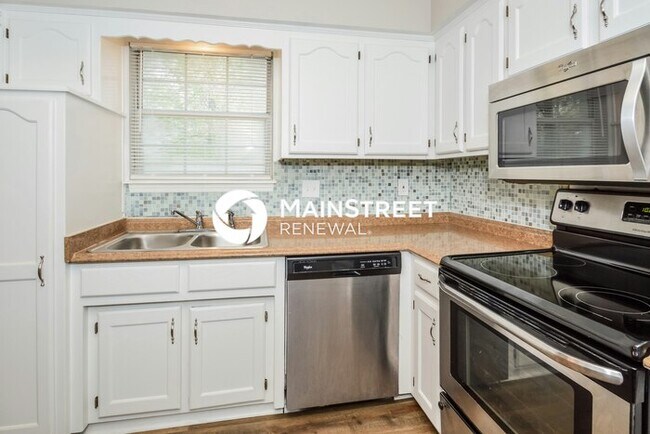 Building Photo - 3 Bedroom Pet-Friendly Home in Lees Summit, MO with Main Street Renewal