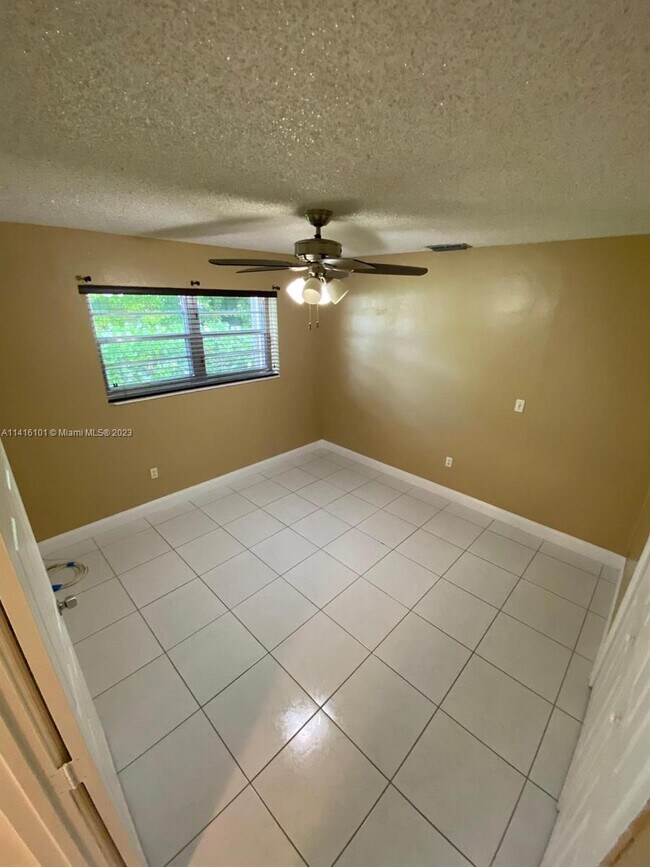 Building Photo - 671 E 59th St