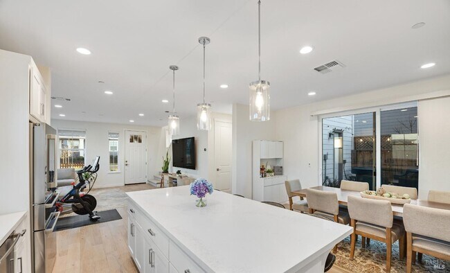 Building Photo - 1747 Linden Ln