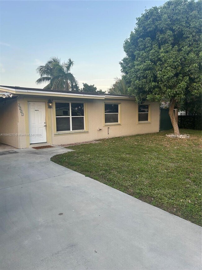 Building Photo - 6201 SW 38th Ct
