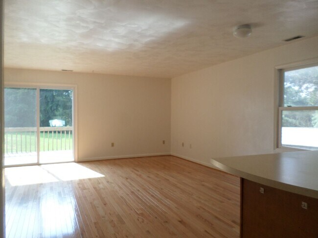 Building Photo - 3 Bedroom 2.5 Bath Duplex