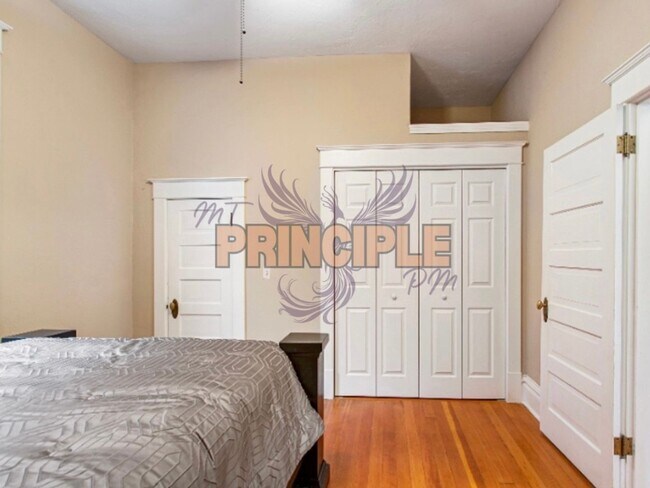 Building Photo - 820-822 W Silver
