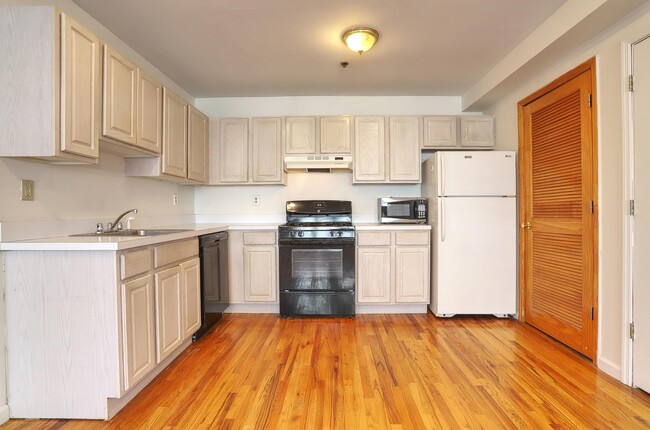 Primary Photo - 632 Adams St