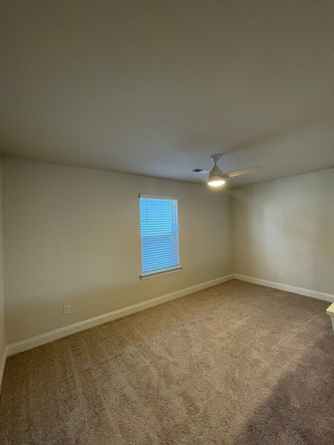 Building Photo - 1520 Henderson Pt Aly