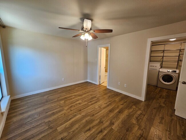 Building Photo - 2-bedroom, 2-bath condo in Gated community...
