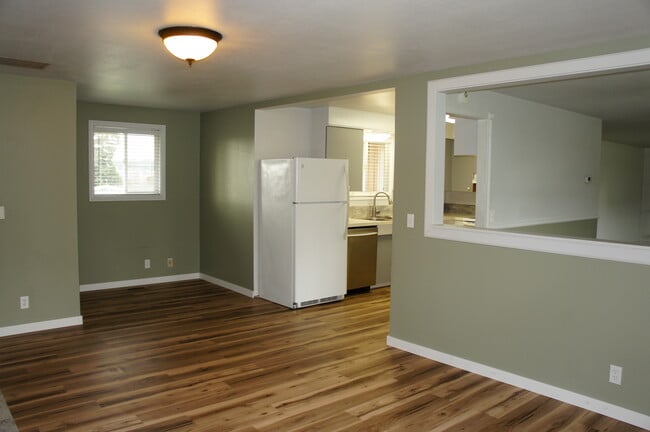 Building Photo - 952 NE Netlam Ln