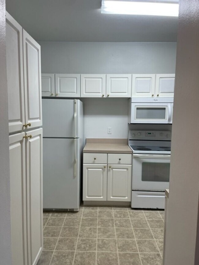 Building Photo - Luxury property. One bedroom condo
