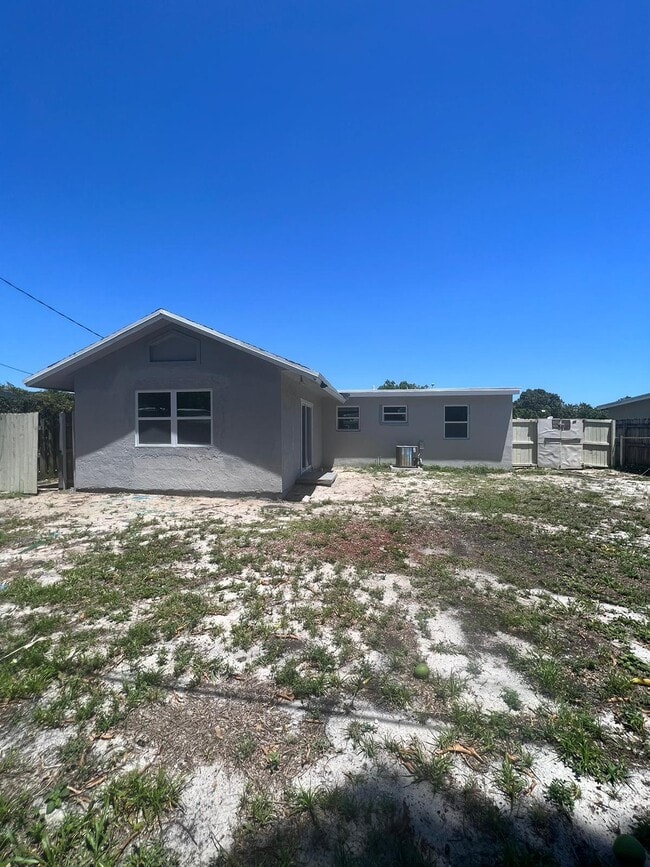 Building Photo - 550 Seagrape Rd