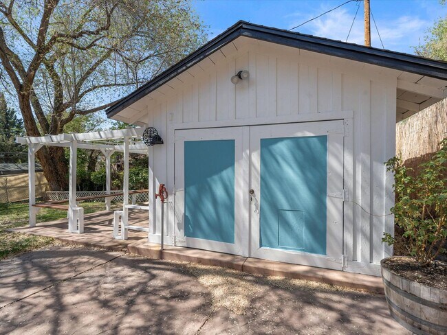 Building Photo - 2 bed, 1 bath with built in office near UNR