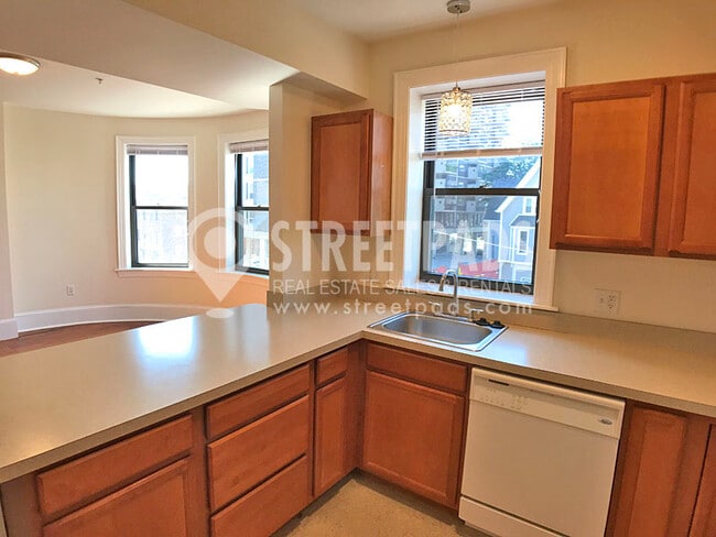 Building Photo - 881 Massachusetts Ave