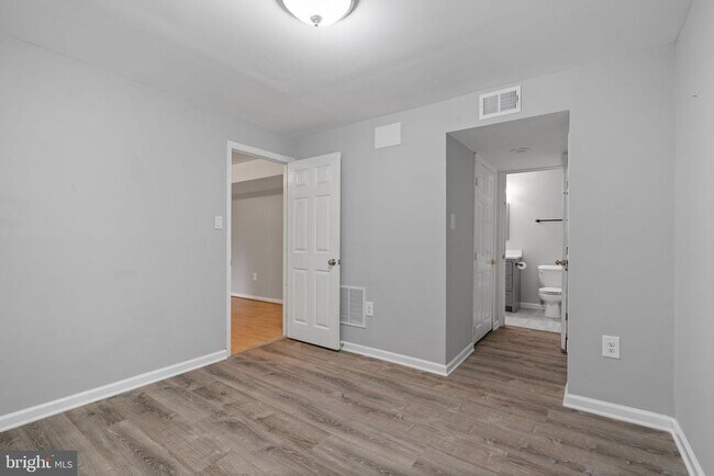 Building Photo - 8527 Silverview Dr