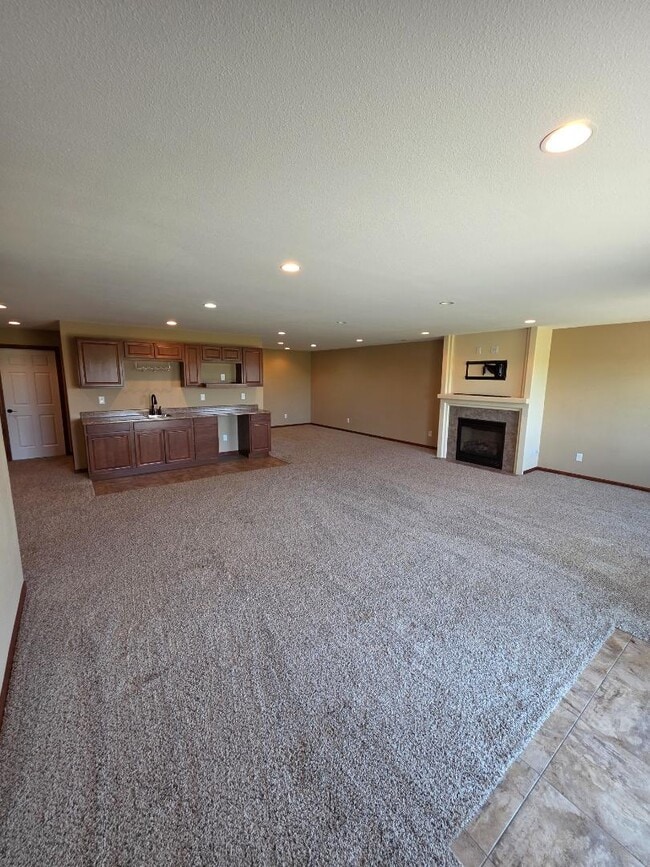 Building Photo - 1628 Valley Dr