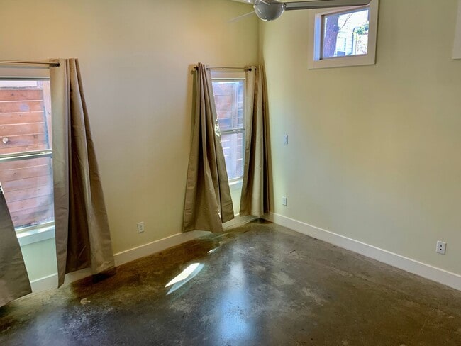 Building Photo - Modern 3 bedroom home in East Austin