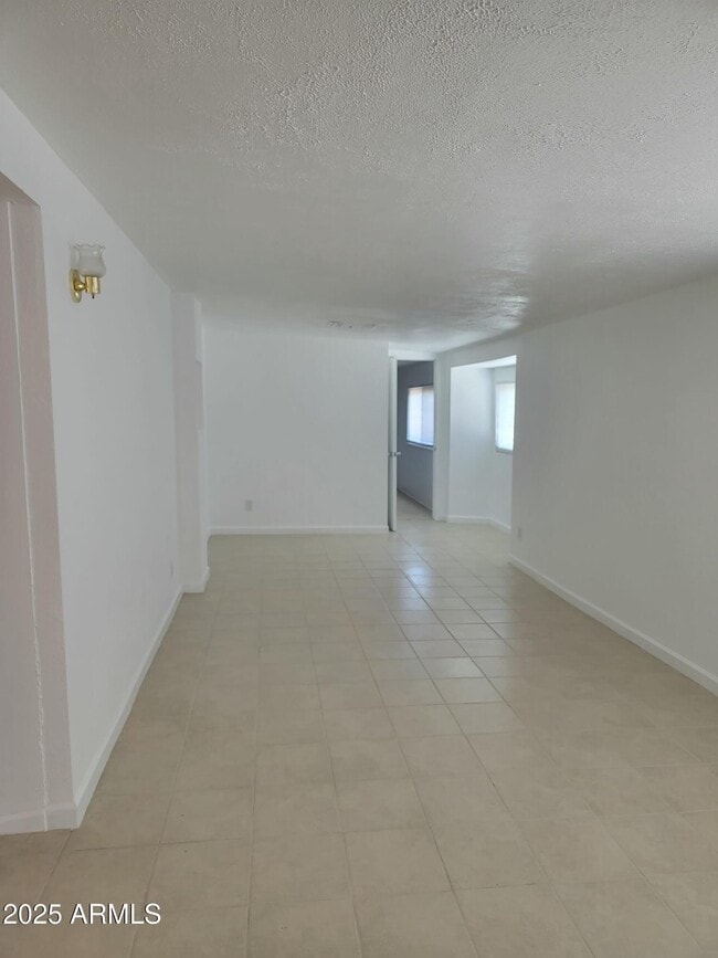 Building Photo - 621 E Papago Dr