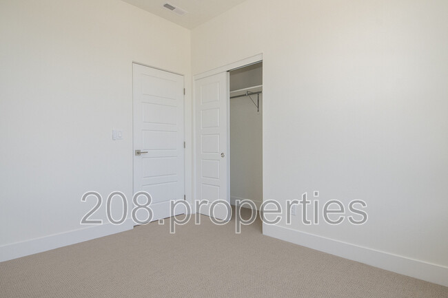 Building Photo - 486 E Violets Cv Ln