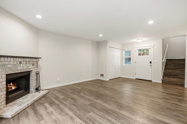 Building Photo - For Lease $2950/Month: Beautifully updated 2/Bdrm Townhome with large Bonus Room
