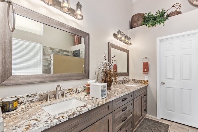 Building Photo - Gorgeous Winter Retreat - Fully Furnished