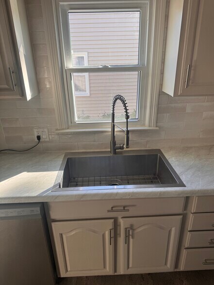 Building Photo - 412 Adams Ave