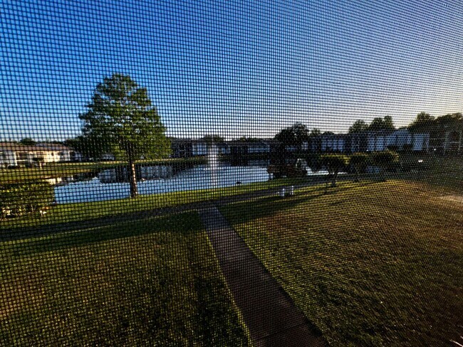 Building Photo - 1 Bedroom 2nd Floor Condo in East Orlando with Laminate Flooring and Scenic Balcony View!