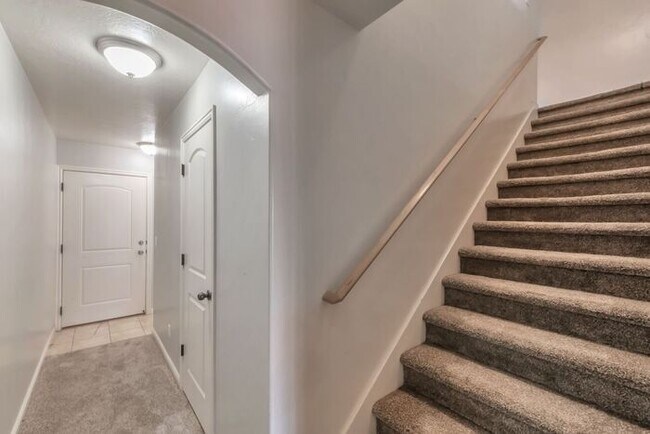 Building Photo - Stunning Saratoga Springs Townhome