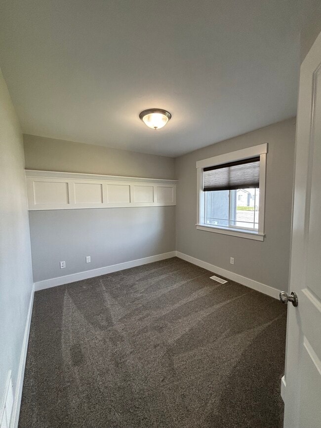 Building Photo - 448 Washington Loop