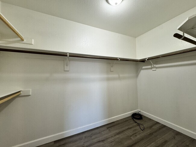 Building Photo - Great 3 bedroom 2 bath culdesac lot with f...