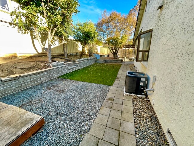Building Photo - 3520 Pleasant Knl Dr