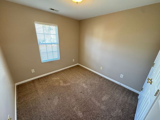 Building Photo - For Rent: Freshly Updated 3BR Townhome in ...