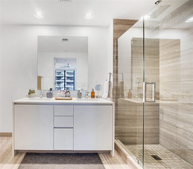 Building Photo - 1010 Brickell Ave