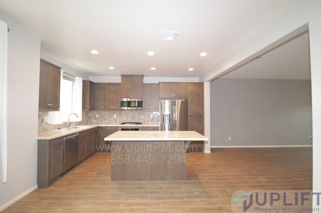 Building Photo - Spacious 4-bedroom, 4-bath Condo