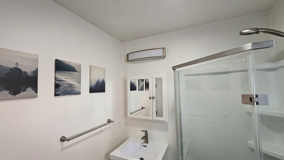 Building Photo - 6241 Bellaire Ave