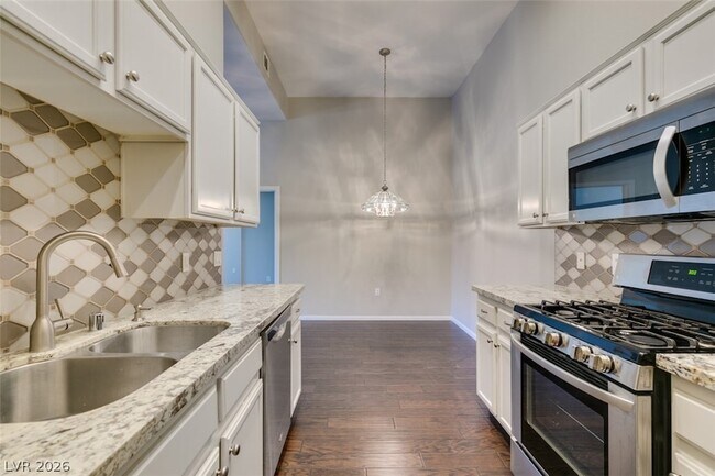 Building Photo - 2305 W Horizon Ridge Pkwy